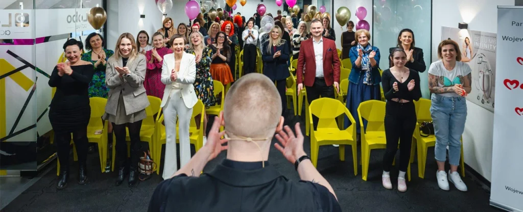 magia na żywo pokaz iluzjonisty