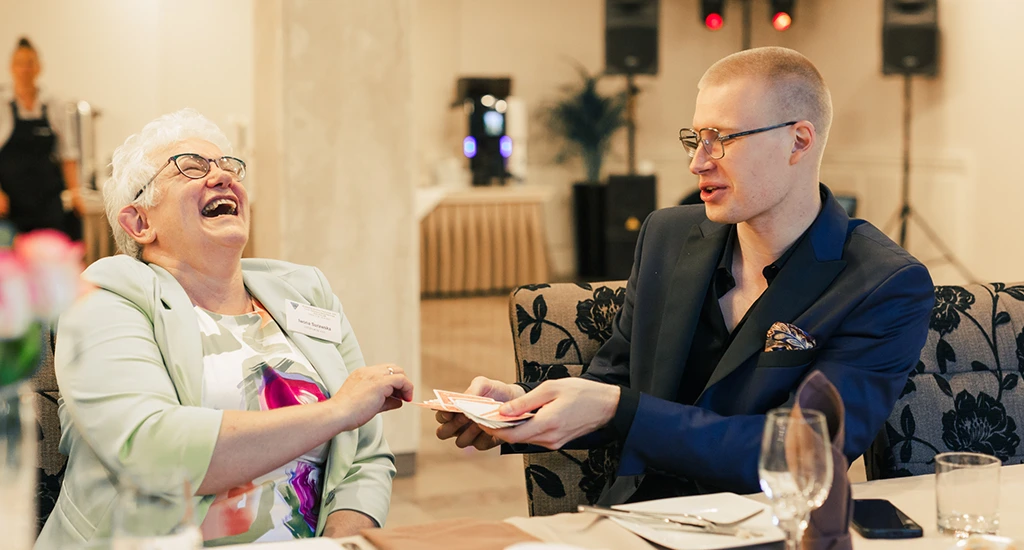 close up czy pokaz sceniczny iluzjonisty