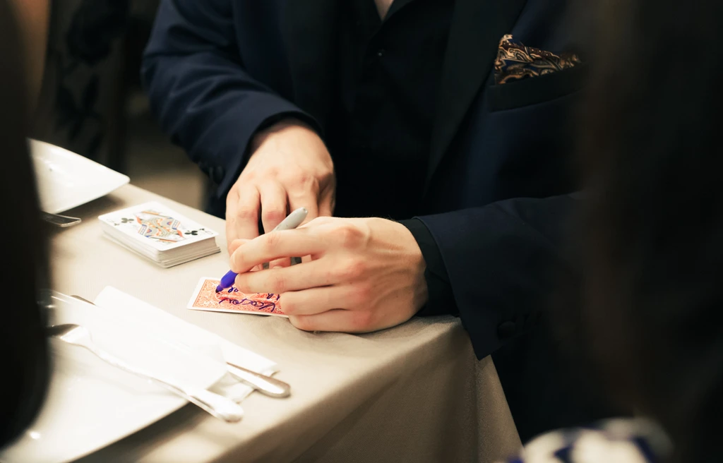 magia z bliska czy pokaz sceniczny