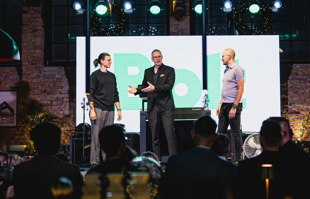 budowanie opowieści przy pokazywaniu iluzji