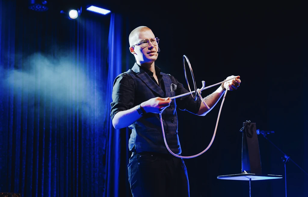 sztuka improwizacji iluzjonisty